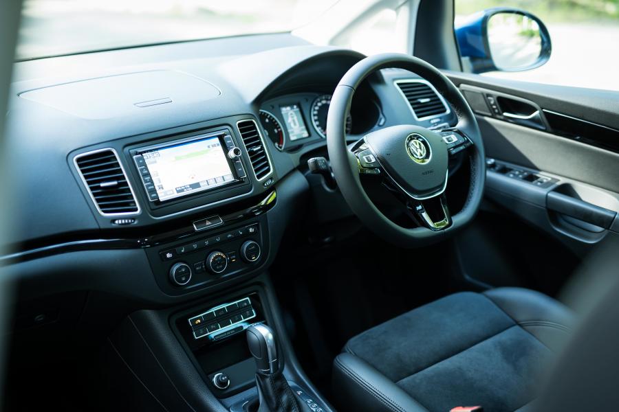 Интерьер Volkswagen Sharan 2015 года  (JP) (фото 12 из 16)